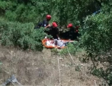 Καλαμπάκα: Αυτοκίνητο εξετράπη και έπεσε σε χαράδρα 30 μέτρων - Επιχείρηση διάσωσης για τον οδηγό (φωτό)